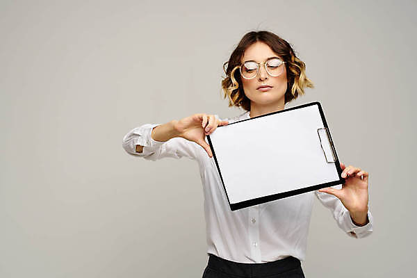 포토 JPG 해외이미지 서양인 여자 프레임 한명 미소 들기 상반신 성인 앞모습 사각형 집중 보여주기 서류판 주목 성인여자한명만 해외포토 도형 외국인 1 뷰포인트 컨셉 모션 표정 사람 사무용품 여자한명만 성인여자만 파일형식 이미지허브