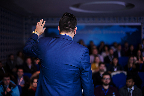 포토 JPG 해외이미지 남자 실내 한명 상반신 성인 뒷모습 아웃포커스 손들기 비즈니스맨 군중 강의 강당 세미나 성인남자한명만 해외포토 1 뷰포인트 비즈니스 모션 촬영기법 사람 내부 직장인 남자한명만 성인남자만 파일형식 이미지허브