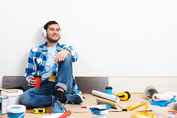 포토 JPG 해외이미지 전신 남자 한명 들기 앉기 성인 앞모습 인테리어 헤드폰 페인트 올려보기 공구 페인트통 페인트붓 나무판자 페인팅도구 페인트롤러 셀프 리모델링 성인남자한명만 셀프인테리어 해외포토 1 디자인 뷰포인트 음향기기 모션 통 사람 목재 도구 붓 남자한명만 성인남자만 파일형식 이미지허브