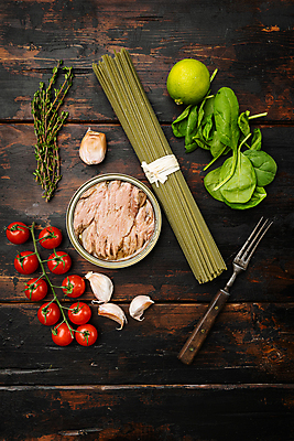 포토 JPG 해외이미지 식재료 방울토마토 실내 사람없음 허브 라임 시금치 고기포크 스파게티면 참치캔 파스타면 나무배경 해외포토 식물 백그라운드 포크 토마토 채소 과일 파스타 내부 면류 캔 파일형식 이미지허브