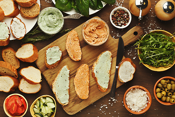 포토 JPG 해외이미지 서양음식 실내 사람없음 하이앵글 바게트 나무도마 브루스케타 갈색배경 해외포토 음식 빵 뷰포인트 백그라운드 도마 내부 목재 갈색 파일형식 이미지허브