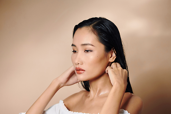 포토 JPG 해외이미지 응시 여자 실내 무표정 한명 손짓 상반신 성인 옆모습 뷰티 성인여자한명만 갈색배경 해외포토 1 시선 감정 뷰포인트 백그라운드 모션 표정 사람 내부 갈색 여자한명만 성인여자만 파일형식 이미지허브