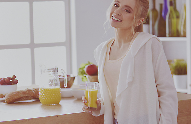 포토 JPG 해외이미지 백인 라이프스타일 여자 행복 음료 음식 스포츠 다이어트 오렌지 과일 창문 유리 아침 주택 건강 관리 한명 서기 사람 동양인 성인 빛 알약 카메라 주방 주스 회색 신선 맛 수분 유기농 긍정 해외포토 주간 서양인 1 웰빙 감정 컬러 컨셉 모션 재질 인종 건물 생활 전자제품 약 파일형식 이미지허브