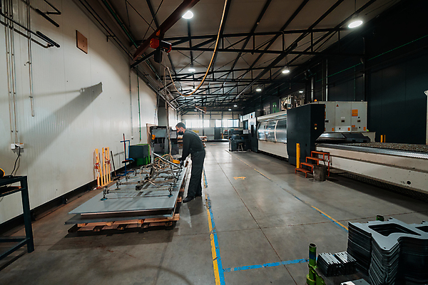 포토 JPG 해외이미지 전신 남자 산업 공장 실내 한명 서기 성인 옆모습 기계 장비 작업 성인남자한명만 해외포토 1 뷰포인트 공업 모션 사람 내부 남자한명만 성인남자만 파일형식 이미지허브