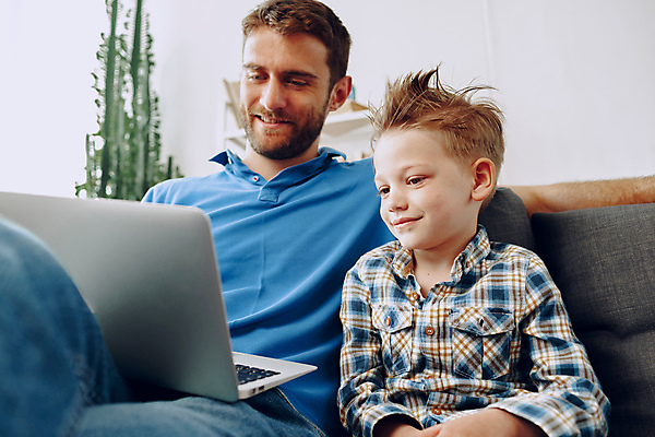 포토 JPG 해외이미지 응시 남자 어린이 함께함 실내 앉기 소년 상반신 성인 두명 앞모습 노트북 소파 방 아빠 남자만 해외포토 시선 뷰포인트 컨셉 의자 가족 모션 사람 내부 전자제품 파일형식 이미지허브