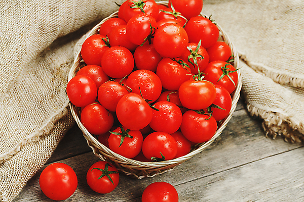 포토 JPG 해외이미지 토마토 방울토마토 실내 사람없음 바구니 삼베 가득함 담기 나무배경 해외포토 백그라운드 채소 모션 내부 파일형식 천_직물 이미지허브