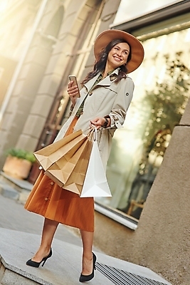 포토 JPG 해외이미지 백인 모델 모자 응시 옷 여자 행복 얼굴 돈 가방 거리 한명 미소 사람 성인 야외 쇼핑 햇빛 유행 세일 걷기 맑음 기쁨 도시 우아함 구매 타운 쇼퍼홀릭 스타일 해외포토 서양인 1 시선 잡화 감정 컨셉 모션 날씨 표정 신체부위 태양 재산 파일형식 이미지허브