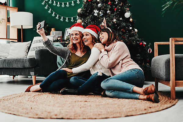 포토 JPG 해외이미지 라이프스타일 응시 여자 행복 여유 크리스마스 산타모자 휴가 함께함 실내 미소 들기 성인 세명 친구 크리스마스트리 기댐 우정 카펫 머리띠 그룹 셀프카메라 성인여자만 해외포토 모자_잡화 시선 기념일 감정 컨셉 장신구 관계 모션 표정 사람 내부 생활 사진촬영 여자만 성인만 파일형식 이미지허브