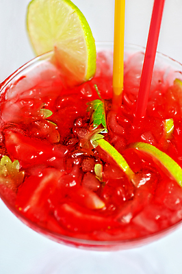 포토 JPG 해외이미지 딸기 실내 빨대 근접촬영 사람없음 얼음 칵테일 흰배경 칵테일잔 라임 모히토 해외포토 자연요소 뷰포인트 백그라운드 술잔 과일 주류 내부 흰색 파일형식 이미지허브