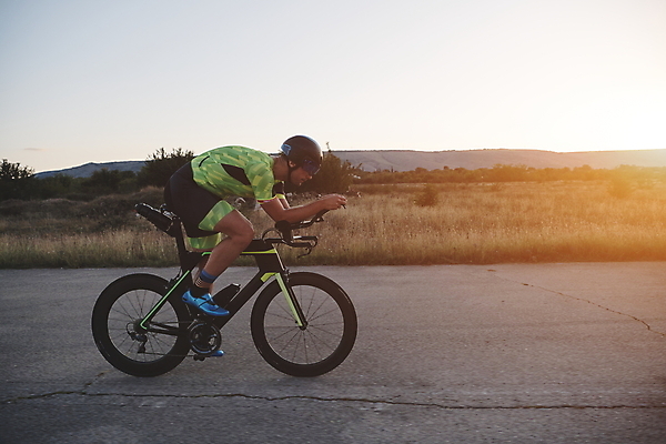 포토 JPG 해외이미지 주간 전신 남자 하늘 한명 성인 야외 옆모습 빛 자전거 승차 사이클선수 사이클링 라이딩 성인남자한명만 해외포토 자연요소 1 뷰포인트 모션 운동선수 사람 바이크 육상스포츠 남자한명만 성인남자만 파일형식 이미지허브