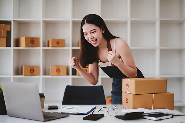 포토 JPG 해외이미지 여자 사업가 한명 웃음 상반신 성인 옆모습 노트북 주먹 기쁨 작업 비즈니스우먼 사장 택배상자 성인여자한명만 해외포토 직업 1 감정 뷰포인트 비즈니스 모션 표정 사람 전자제품 상자 직장인 택배 여자한명만 성인여자만 파일형식 이미지허브