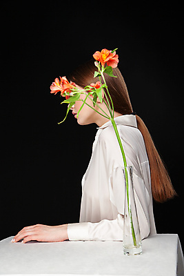 포토 JPG 해외이미지 스튜디오촬영 식물 모델 여자 꽃잎 꽃 컨셉 탁자 검은배경 휴식 한명 앉기 옆모습 장식 세로 뷰티 유행 꽃병 낭만 벚꽃 신선 우아함 수줍음 유기농 향기 부드러움 숨김 내추럴 완벽 취급주의 스타일 해외포토 1 웰빙 감정 뷰포인트 가구 백그라운드 모션 실내 경고 사람 검은색 감각 냄새 파일형식 이미지허브