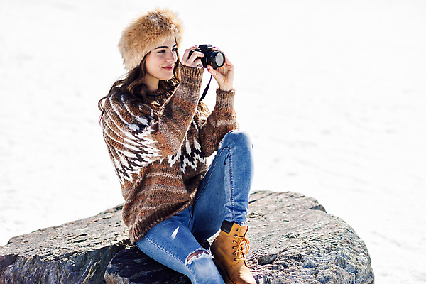 포토 JPG 해외이미지 백인 모자 라이프스타일 옷 계절 여자 행복 얼굴 여행 겨울 자연 날씨 휴가 산 털 따뜻함 한명 미소 야외 뷰티 유행 카메라 추위 흰색 표현 직물 우아함 숲 스웨터 언덕 서리 머리장식 추적 양모 해외포토 서양인 1 잡화 감정 컬러 컨셉 상의 모션 표정 사람 생활 신체부위 장식 전자제품 생태계 파일형식 이미지허브