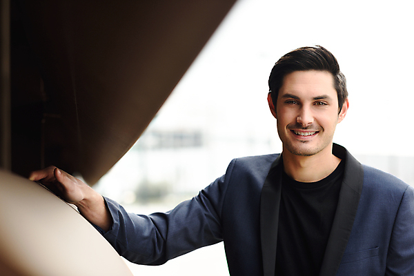 포토 JPG 해외이미지 백인 모델 1 남자 한명 서기 사람 정장 성인 야외 세로 유행 흰색 도시 자신감 우아함 심각 정중 스타일 해외포토 서양인 옷 감정 컬러 컨셉 모션 파일형식 이미지허브