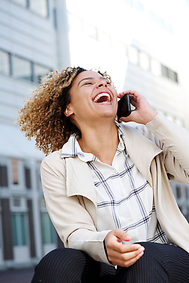 포토 JPG 해외이미지 모델 1 라이프스타일 손 응시 여자 행복 얼굴 모바일 한명 미소 웃음 사람 앉기 성인 야외 스마트폰 뷰티 우주 검은색 기쁨 듣기 표현 잡기 도시 전화기 스마트 굴곡 섞기 해외포토 시선 감정 컬러 컨셉 모션 표정 생활 신체부위 핸드폰 스마트기기 파일형식 이미지허브