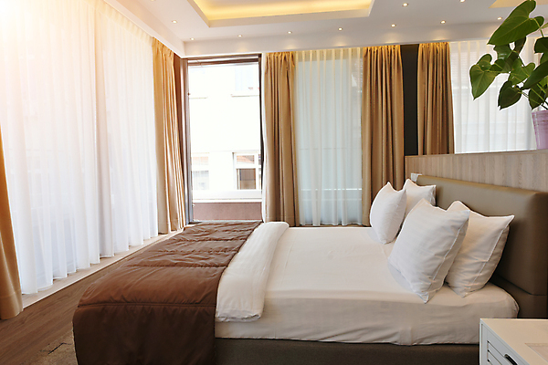 포토 JPG 해외이미지 화분 창문 침구 호텔 휴식 실내 사람없음 빛 인테리어 침대 커튼 객실 해외포토 디자인 가구 컨셉 숙소 내부 파일형식 이미지허브