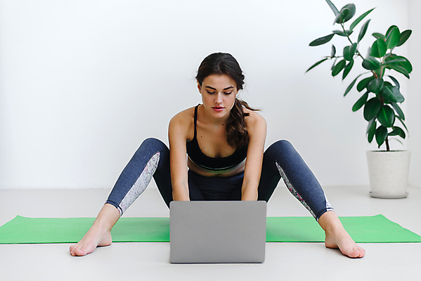 포토 JPG 해외이미지 백인 라이프스타일 여자 행복 스포츠 포즈 백그라운드 인터넷 신체 요가 바닥 주택 실내 건강 한명 사람 성인 노트북 운동복 컴퓨터 운동 공책 방 관찰 연습 명상 온라인 동영상 돌봄 필라테스 성인여자만 해외포토 서양인 1 웰빙 옷 감정 모션 문구용품 내부 건물 생활 전자제품 여자만 성인만 파일형식 이미지허브