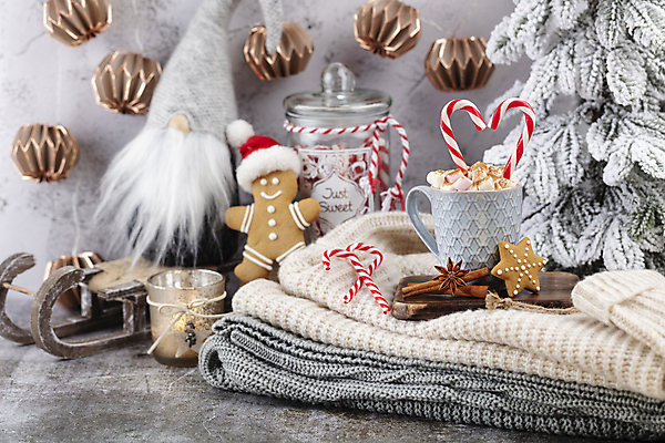 포토 JPG 해외이미지 인형 크리스마스 크리스마스용품 실내 사람없음 니트 향초 코코아 지팡이사탕 진저맨 진저쿠키 해외포토 기념일 음료 상의 초 사탕 내부 쿠키 용품 파일형식 이미지허브