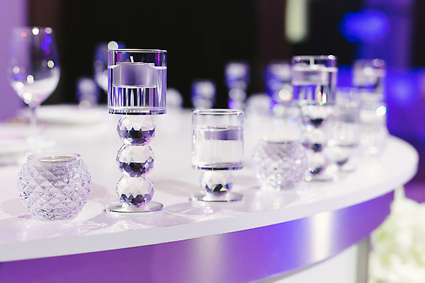 포토 JPG 해외이미지 잔 사람없음 물 레스토랑 화려 액체 결혼소품 원형탁자 해외포토 자연요소 식기 결혼 컨셉 탁자 식당 오브젝트 파일형식 이미지허브