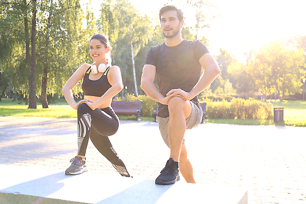 포토 JPG 해외이미지 전신 공원 여자 남자 성인 야외 두명 옆모습 운동복 청춘 운동 햇빛 헤드셋 스트레칭 활기 성인만 해외포토 옷 공공시설 뷰포인트 음향기기 컨셉 건강 사람 태양 헤드폰 파일형식 이미지허브