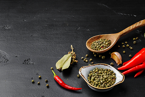 포토 JPG 해외이미지 식재료 검은배경 실내 사람없음 향신료 홍고추 나무숟가락 월계수 통후추 해외포토 백그라운드 고추 내부 숟가락 검은색 후추 향미료 파일형식 이미지허브