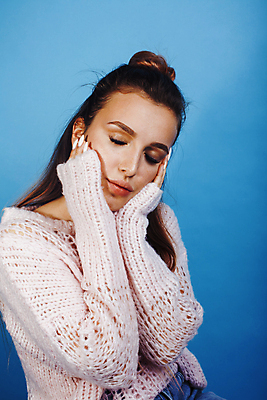 포토 JPG 해외이미지 백인 모델 라이프스타일 여자 행복 감정 분홍색 포즈 백그라운드 컨셉 한명 사람 파란색 친구 뷰티 유행 우정 흰색 시원함 스웨터 진짜 힙스터 해외포토 서양인 1 패션 컬러 상의 관계 생활 파일형식 이미지허브