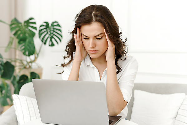 포토 JPG 해외이미지 직업 라이프스타일 여자 비즈니스 노동자 스트레스 실내 건강 피곤 한명 사람 앉기 성인 금융 노트북 컴퓨터 사무실 고통 슬픔 업무 작업 좌절 고민 두통 충격 업무과다 비서 문제 긴장 계산서 심각 압력 예산 우울증 위기 편두통 해외포토 1 감정 컨셉 모션 내부 생활 경제 전자제품 질병 파일형식 이미지허브