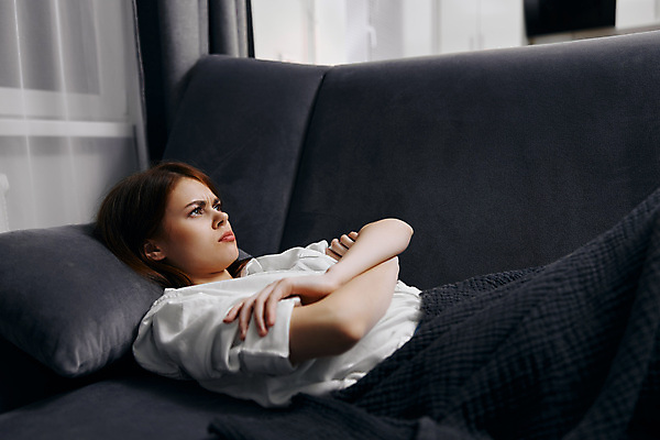 포토 JPG 해외이미지 여자 실내 한명 상반신 성인 옆모습 소파 눕기 팔짱 분노 찡그림 우울감 성인여자한명만 해외포토 1 감정 뷰포인트 의자 모션 표정 사람 내부 여자한명만 성인여자만 파일형식 이미지허브