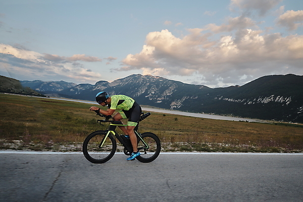 포토 JPG 해외이미지 주간 전신 남자 하늘 산 한명 성인 야외 옆모습 자전거 승차 사이클선수 사이클링 라이딩 성인남자한명만 해외포토 자연요소 1 뷰포인트 모션 운동선수 사람 바이크 육상스포츠 남자한명만 성인남자만 파일형식 이미지허브