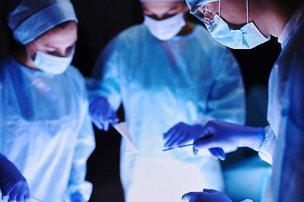 포토 JPG 해외이미지 직업 학생 유니폼 건강 병원 가면 사람 내부 치료 세명 약 방 고통 장비 환자 간호사 의사 코트 흰색 기구 램프 긴급 업무 도움 그룹 수술 질병 외과 돌봄 살균 해외포토 옷 감정 컬러 컨셉 의학 모션 조명 외투 의료진 작업 파일형식 이미지허브