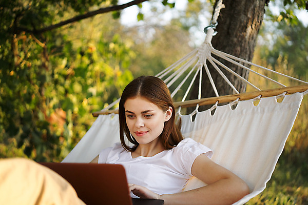 포토 JPG 해외이미지 주간 여자 여유 휴가 휴식 한명 상반신 성인 야외 앞모습 노트북 눕기 타이핑 해먹 성인여자한명만 해외포토 자연요소 1 감정 뷰포인트 컨셉 모션 사람 전자제품 침대 여자한명만 성인여자만 파일형식 이미지허브