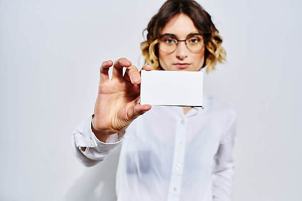 포토 JPG 해외이미지 서양인 여자 명함 프레임 한명 미소 들기 상반신 성인 앞모습 사각형 집중 보여주기 주목 성인여자한명만 해외포토 도형 외국인 1 뷰포인트 컨셉 모션 표정 사람 여자한명만 성인여자만 파일형식 이미지허브