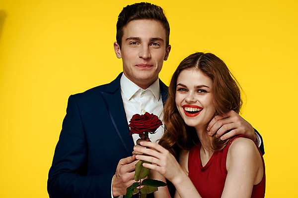 포토 JPG 해외이미지 백인 커플 여자 남자 포옹 들기 상반신 성인 두명 장미 낭만 우아함 성인만 해외포토 서양인 꽃 컨셉 관계 안기 모션 사람 파일형식 이미지허브