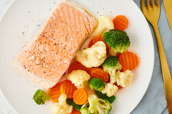 포토 JPG 해외이미지 접시 포크 사람없음 당근 브로콜리 건강식 삶기 연어요리 컬리플라워 해외포토 식기 음식 채소 뿌리채소 연어 파일형식 이미지허브