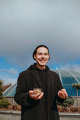포토 JPG 해외이미지 1 손 응시 행복 감정 얼굴 음식 백그라운드 무늬 다이어트 과일 손가락 수염 아이디어 건강 한명 미소 성인 노란색 희망 기쁨 견과류 가리킴 표현 오픈 자신감 입 발표 사발 치아 먹기 흥분 긍정 땅콩 보여주기 포인트 히스패닉 해외포토 시선 컬러 컨셉 모션 표정 사람 손짓 신체부위 금융 소화기관 사기그릇 파일형식 이미지허브