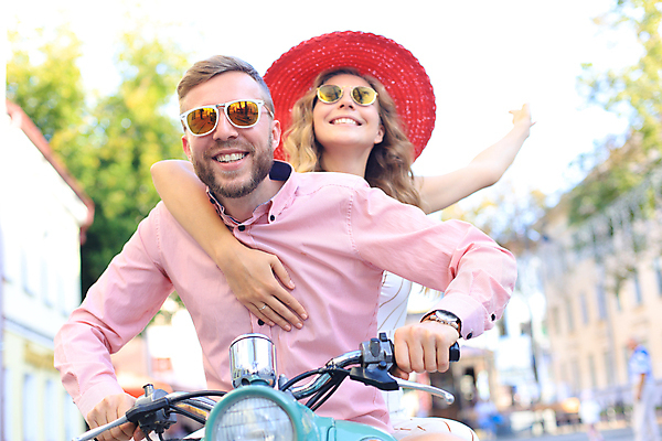 포토 JPG 해외이미지 커플 여자 남자 안기 거리 상반신 성인 야외 두명 선글라스 손들기 스쿠터 밀짚모자 성인만 해외포토 모자_잡화 안경 관계 모션 사람 오토바이 파일형식 이미지허브