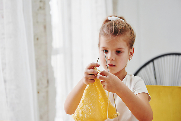 포토 JPG 해외이미지 응시 여자 어린이 실내 한명 들기 상반신 앞모습 뜨개질 털실 집중 만들기 핸드메이드 소녀한명만 해외포토 1 시선 뷰포인트 컨셉 모션 사람 취미 내부 실 여자한명만 소녀만 파일형식 이미지허브