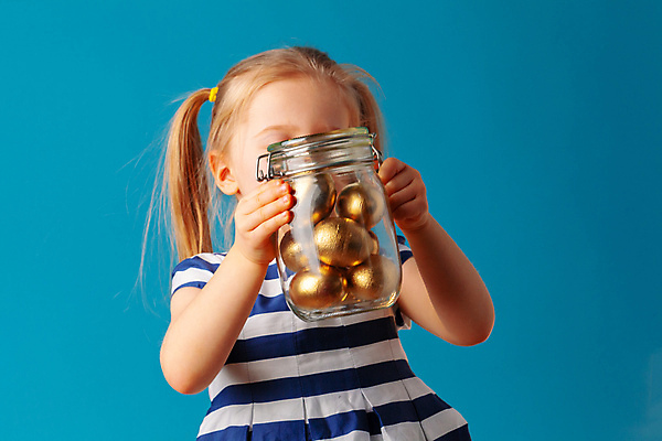 포토 JPG 해외이미지 서양인 여자 어린이 양갈래머리 실내 한명 들기 상반신 앞모습 금색 부활절계란 파란배경 얼굴가리기 소녀한명만 해외포토 외국인 1 헤어스타일 뷰포인트 컬러 백그라운드 모션 부활절 사람 내부 파란색 계란 가림 여자한명만 소녀만 파일형식 이미지허브
