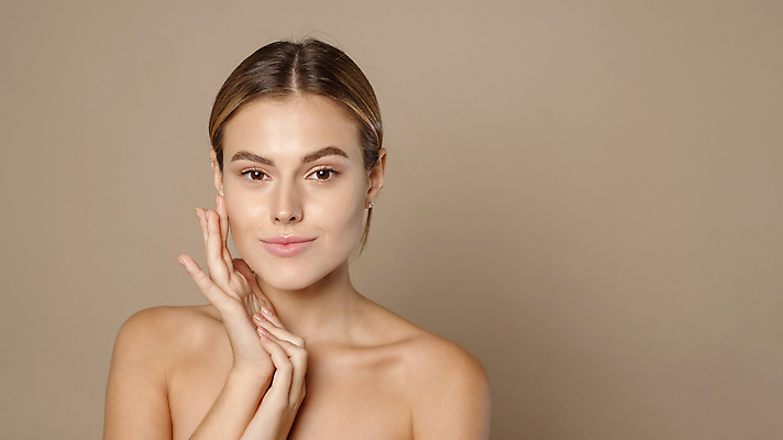 포토 JPG 해외이미지 백인 모델 1 손 배너 여자 얼굴 백그라운드 컨셉 신체 건강 한명 미소 사람 성인 치료 뷰티 스파 화장품 흰색 신선 피부 어깨 만들기 내추럴 광 돌봄 완벽 카피스페이스 해외포토 서양인 컬러 의학 모션 표정 신체부위 공백 파일형식 이미지허브