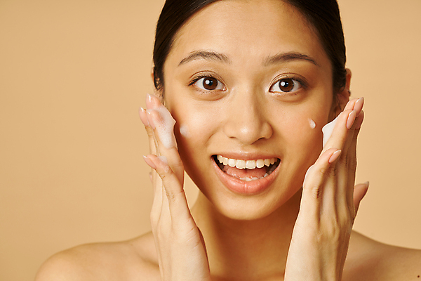 포토 JPG 해외이미지 여자 한명 동양인 상반신 성인 뷰티 화장품 피부관리 바르기 클렌징 비누거품 위생관리 클렌징폼 성인여자한명만 갈색배경 해외포토 1 백그라운드 모션 관리 사람 인종 갈색 청결 거품 세안용품 여자한명만 성인여자만 파일형식 이미지허브