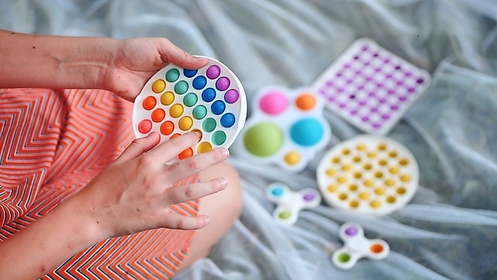 포토 JPG 해외이미지 어린이 놀이 한명 들기 취미 아웃포커스 장난감 하반신 잡기 누름 팝아트 소녀한명만 푸시팝 해외포토 1 모션 촬영기법 사람 그림 여자한명만 소녀만 파일형식 이미지허브