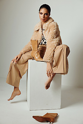 포토 JPG 해외이미지 전신 모델 여자 패션 신발 실내 한명 앉기 성인 앞모습 코트 우아함 모피코트 스타일링 앵클부츠 성인여자한명만 와이드팬츠 해외포토 1 뷰포인트 컨셉 바지 모션 부츠 사람 내부 외투 여자한명만 성인여자만 파일형식 이미지허브