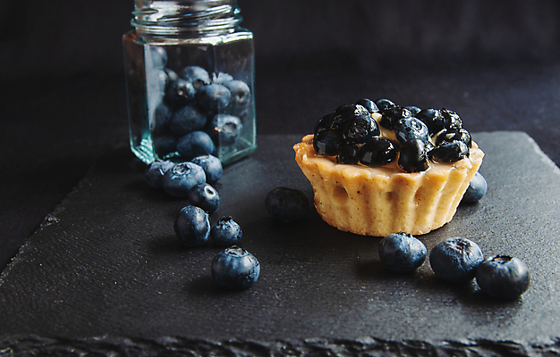 포토 JPG 해외이미지 검은배경 유리병 실내 사람없음 신선 달콤 블루베리 블루베리파르페 돌접시 해외포토 접시 백그라운드 과일 병_용기 내부 검은색 맛 파르페 파일형식 이미지허브