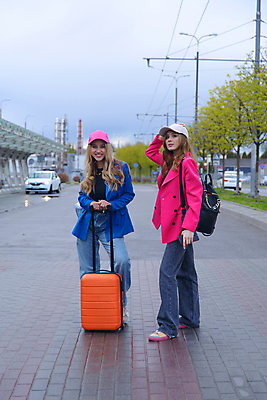 포토 JPG 해외이미지 학생 라이프스타일 행복 분홍색 여행 운동화 가방 오렌지 비즈니스 배낭 휴가 사랑 정장 소녀 두명 여름 파란색 친구 금발 유행 여행객 걷기 여행가방 재킷 핸드백 청바지 도시 공항 자매 승객 적재 수하물 전염병 캡모자 스타일 해외포토 모자_잡화 헤어스타일 잡화 옷 계절 여자 감정 어린이 컬러 신발 과일 바지 가족 관계 교통시설 모션 사람 생활 외투 질병 파일형식 이미지허브