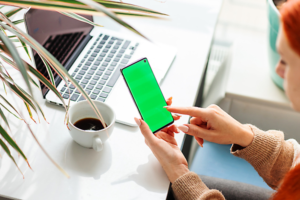 포토 JPG 해외이미지 백인 라이프스타일 손 응시 여자 교육 인터넷 비즈니스 통신 탁자 모바일 주택 직장 한명 앉기 초록색 노트북 스마트폰 핸드폰 스터디 컴퓨터 스크린 공책 터치 키보드 잡기 업무 작업실 메시지 연결 전화기 스마트 온라인 프리랜서 목업 성인여자만 카피스페이스 해외포토 서양인 직업 1 시선 컬러 가구 컨셉 회사 모션 문구용품 사람 건물 생활 신체부위 전자제품 스마트기기 학습 공백 작업 여자만 성인만 파일형식 이미지허브