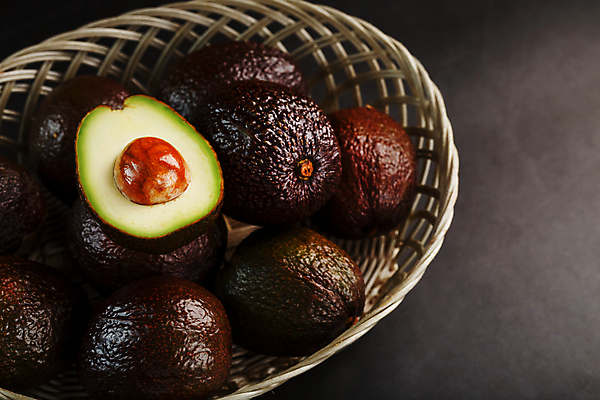 포토 JPG 해외이미지 과일 검은배경 단면 씨앗 사람없음 하이앵글 신선 유기농 아보카도 라탄바구니 해외포토 식물 웰빙 뷰포인트 백그라운드 바구니 검은색 파일형식 이미지허브