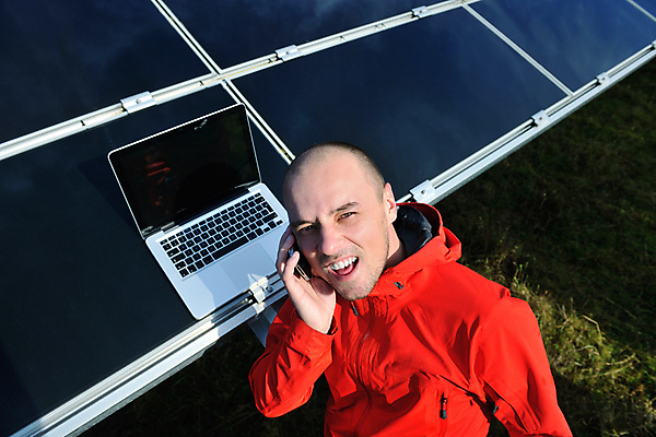 포토 JPG 해외이미지 주간 남자 한명 상반신 성인 야외 앞모습 노트북 하이앵글 태양에너지 통화 집열판 성인남자한명만 해외포토 자연요소 1 뷰포인트 모션 사람 전자제품 그린에너지 남자한명만 성인남자만 파일형식 이미지허브