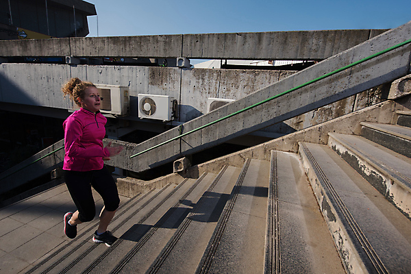 포토 JPG 해외이미지 전신 라이프스타일 여자 아침 건강 한명 성인 야외 옆모습 운동복 달리기 조깅 계단 오르기 유산소운동 러닝 성인여자한명만 해외포토 주간 1 옷 뷰포인트 모션 사람 생활 운동 여자한명만 성인여자만 파일형식 이미지허브