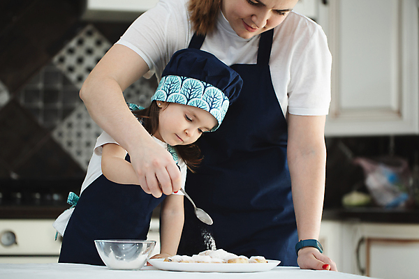 포토 JPG 해외이미지 백인 여자 딸 행복 어린이 음식 2 가족 관계 엄마 휴가 디저트 주택 함께함 실내 사랑 요리 미소 사람 성인 두명 장식 쿠키 케이크 주방 앞치마 우정 우유 도움 달콤 굽기 먹기 뿌리기 퍼프 나눔 돌봄 슈가파우더 해외포토 서양인 감정 컨셉 모션 유제품 표정 내부 건물 친구 맛 구이 파일형식 이미지허브