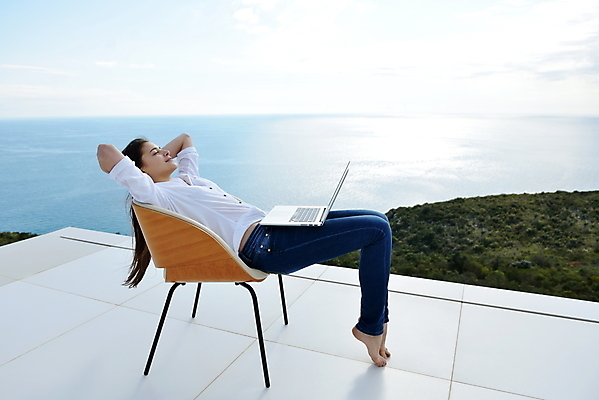 포토 JPG 해외이미지 전신 남자 의자 비즈니스 하늘 휴식 한명 앉기 성인 야외 옆모습 노트북 자유 옥상 성인남자한명만 해외포토 1 뷰포인트 가구 컨셉 모션 사람 전자제품 남자한명만 성인남자만 파일형식 이미지허브